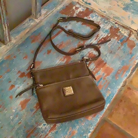 Dooney & Bourke Handbags - 😍Dooney & Bourke Crossbody Pebble Leather Letter Carrier😍